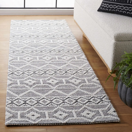 Safavieh Marbella 2'-6" x 8'-0" Rug in Grey / Ivory