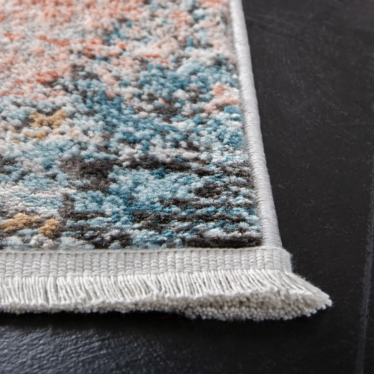Safavieh Shivan 4'-0" x 6'-0" Rug in Grey / Pink