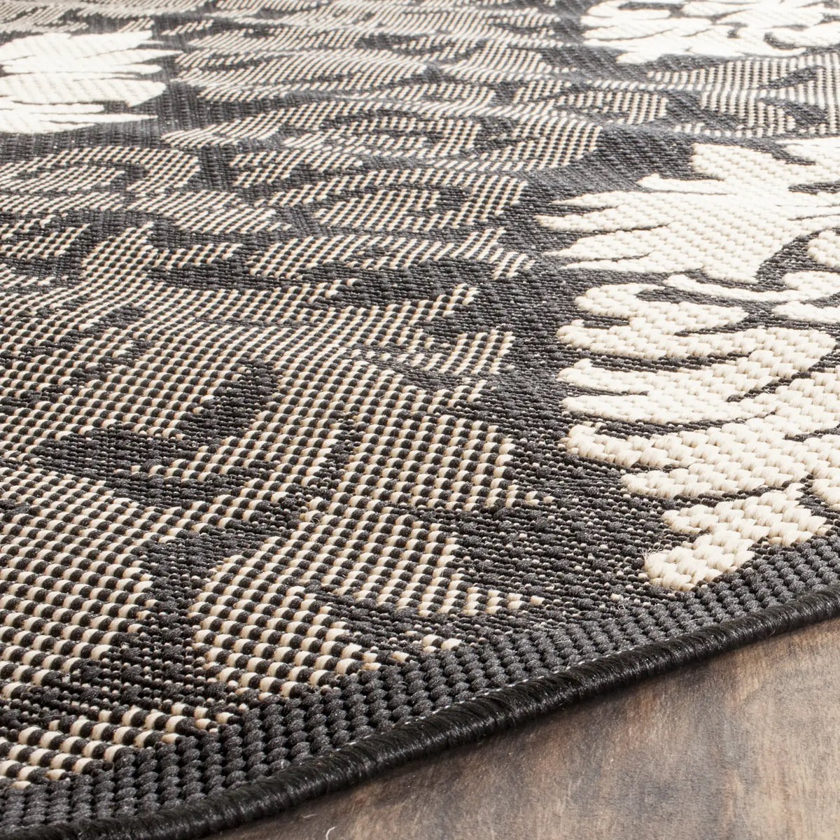 Safavieh Courtyard 6'-7" x 6'-7" Rug in Black / Sand
