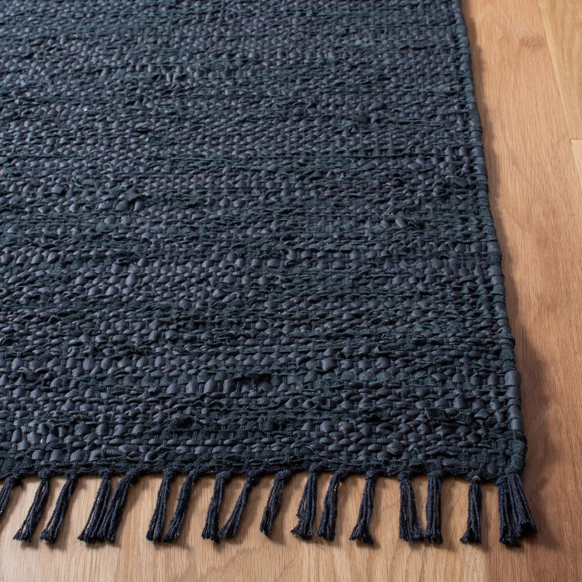 Safavieh Vintage Leather 4'-0" x 6'-0" Rug in Black