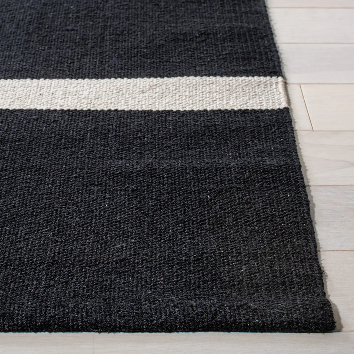 Safavieh Montauk 4'-0" x 6'-0" Rug in Black / Ivory