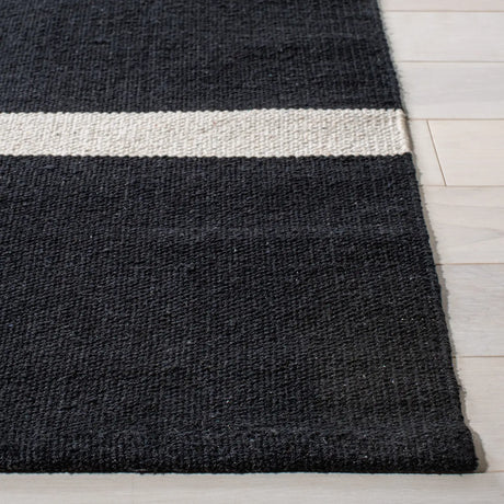 Safavieh Montauk 4'-0" x 6'-0" Rug in Black / Ivory