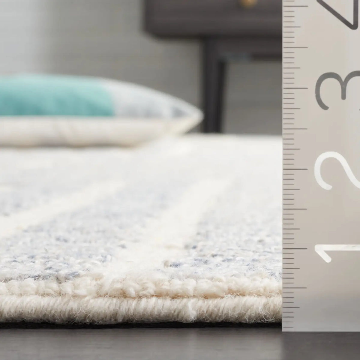 Safavieh Renewal 4'-0" x 6'-0" Rug in Blue / Ivory
