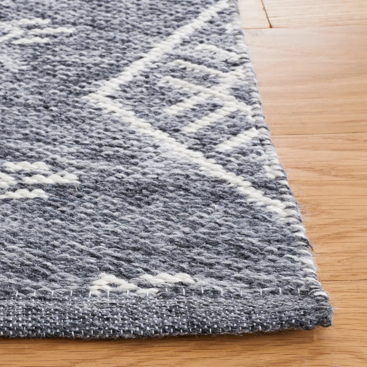 Safavieh Kilim 4'-0" x 6'-0" Rug in Grey / Ivory