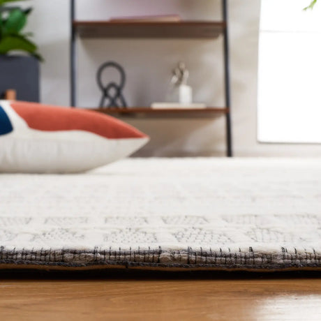 Safavieh Marbella 4'-0" x 6'-0" Rug in Grey / Ivory