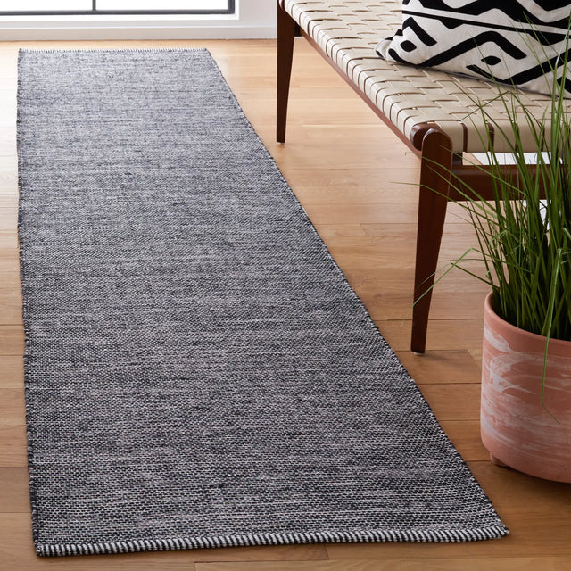 Safavieh Montauk 2'-3" x 9'-0" Rug in Black / Ivory