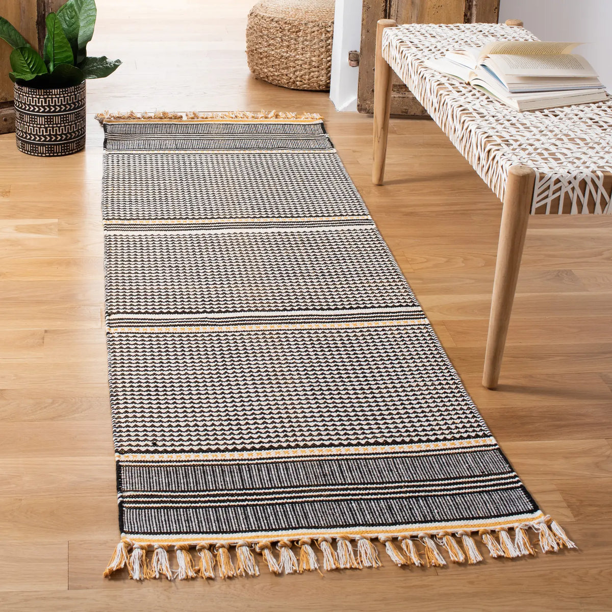 Safavieh Montauk 2'-3" x 7'-0" Rug in Gold / Multi