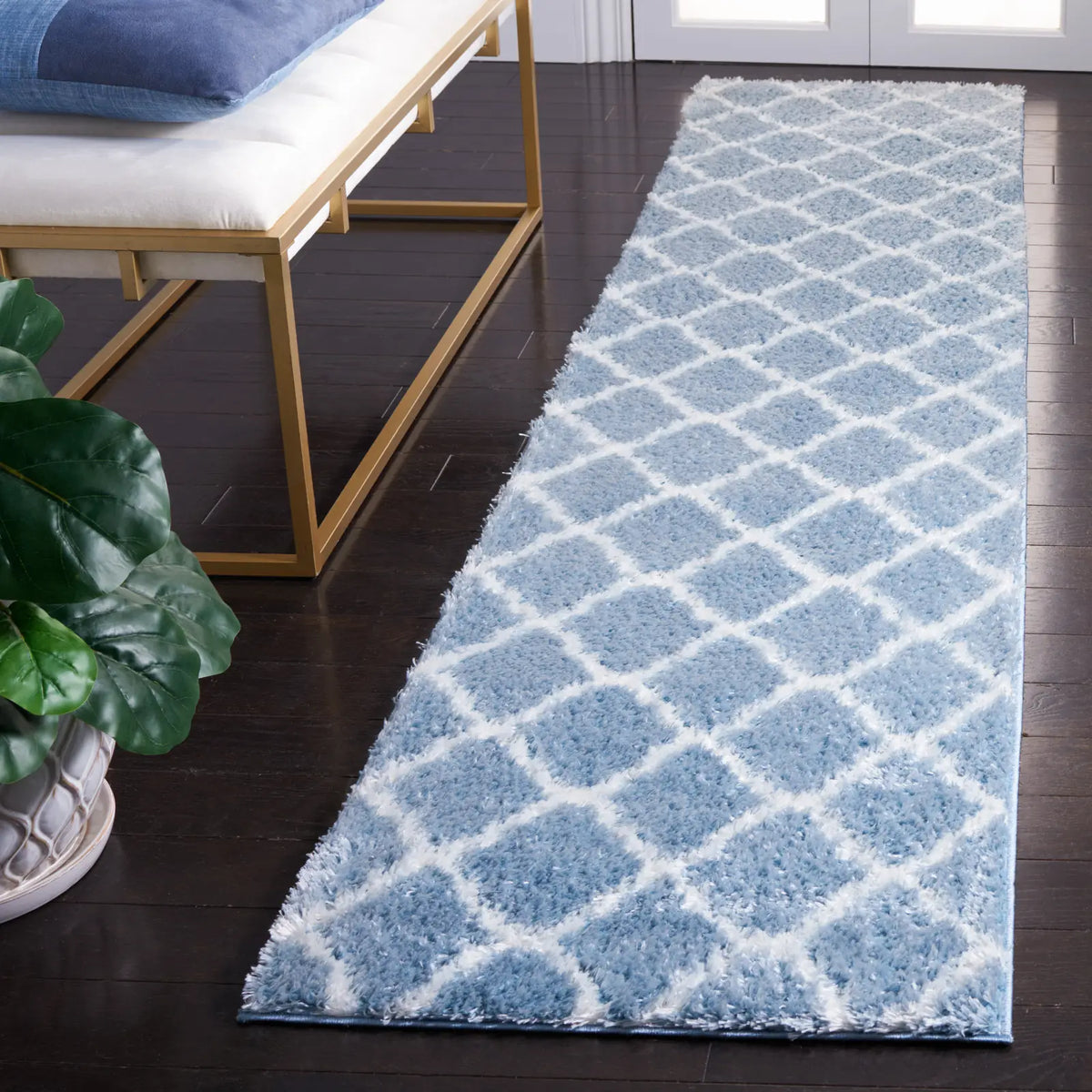 Safavieh Tahoe Shag 2'-0" x 9'-0" Rug in Blue / White