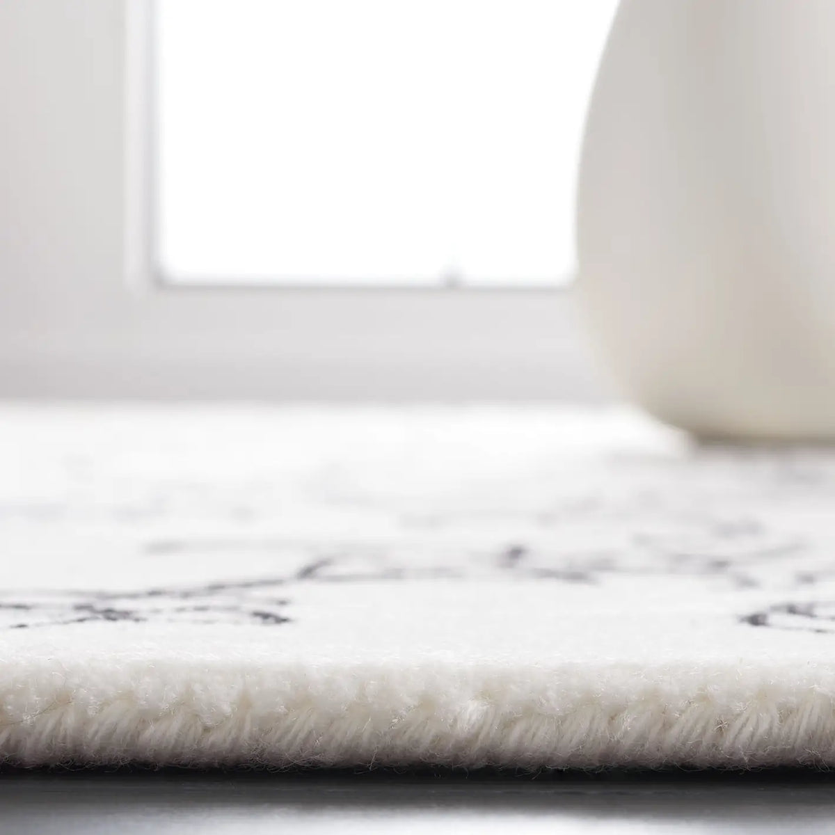 Safavieh Fifth Avenue 4'-0" x 6'-0" Rug in Ivory / Black
