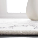 Safavieh Fifth Avenue 4'-0" x 6'-0" Rug in Ivory / Black