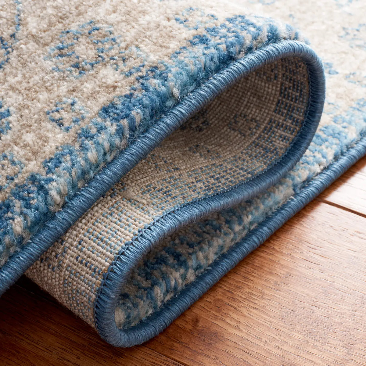 Safavieh Sofia 4'-0" x 5'-7" Rug in Blue / Beige