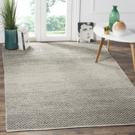 Safavieh Montauk 5'-0" x 8'-0" Rug in Black / Ivory