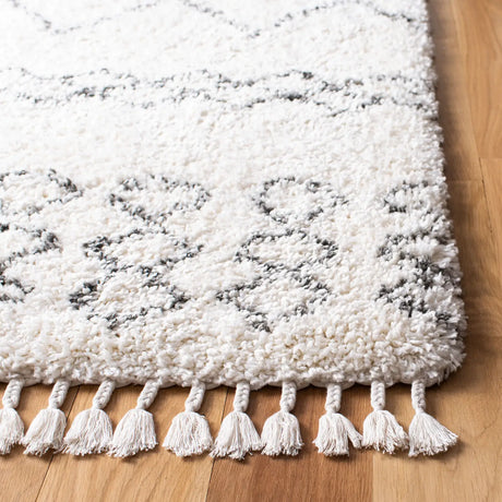 Safavieh Moroccan Fringe Shag 5'-3" x 7'-6" Rug in Ivory / Grey