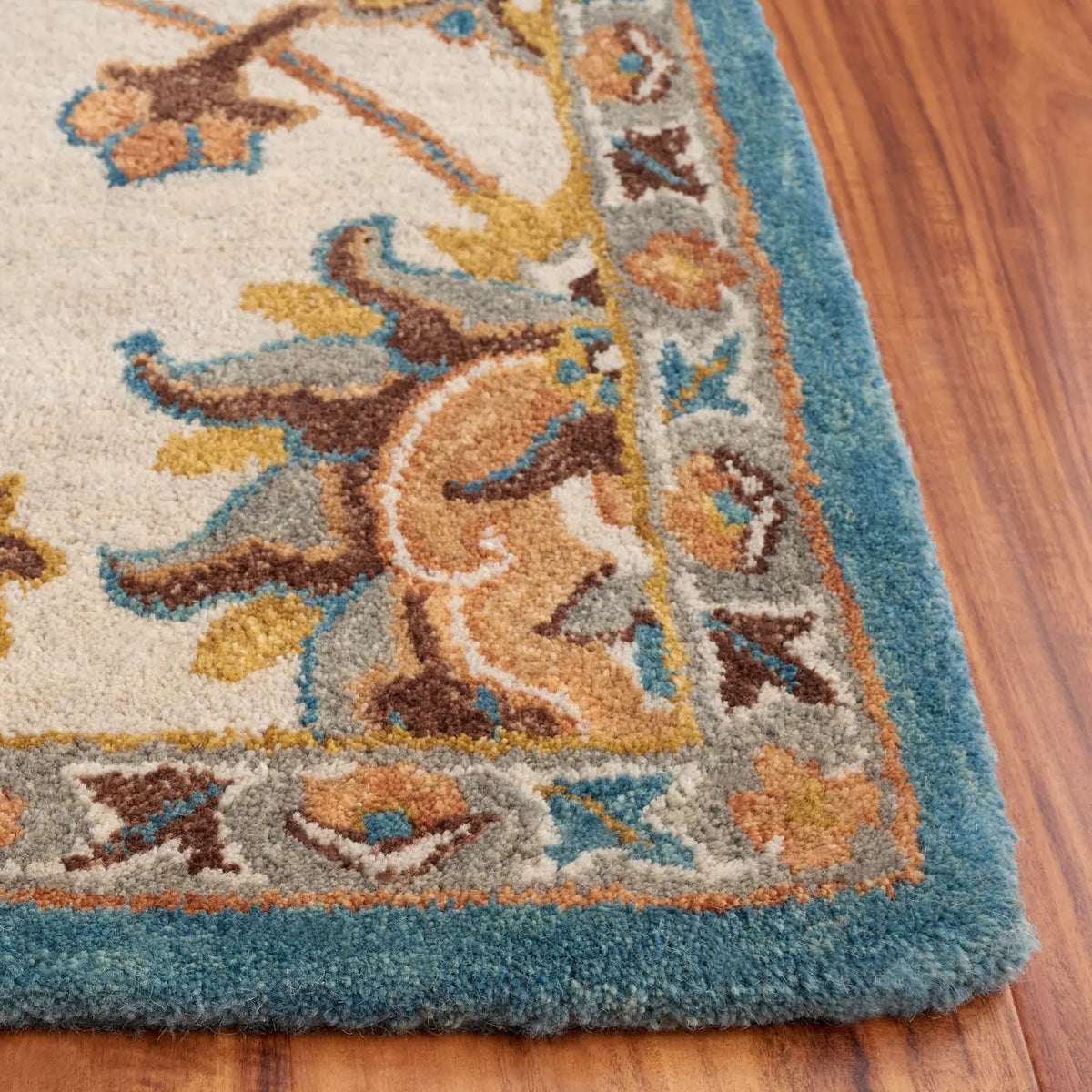 Safavieh Heritage 4'-0" x 6'-0" Rug in Beige / Ivory