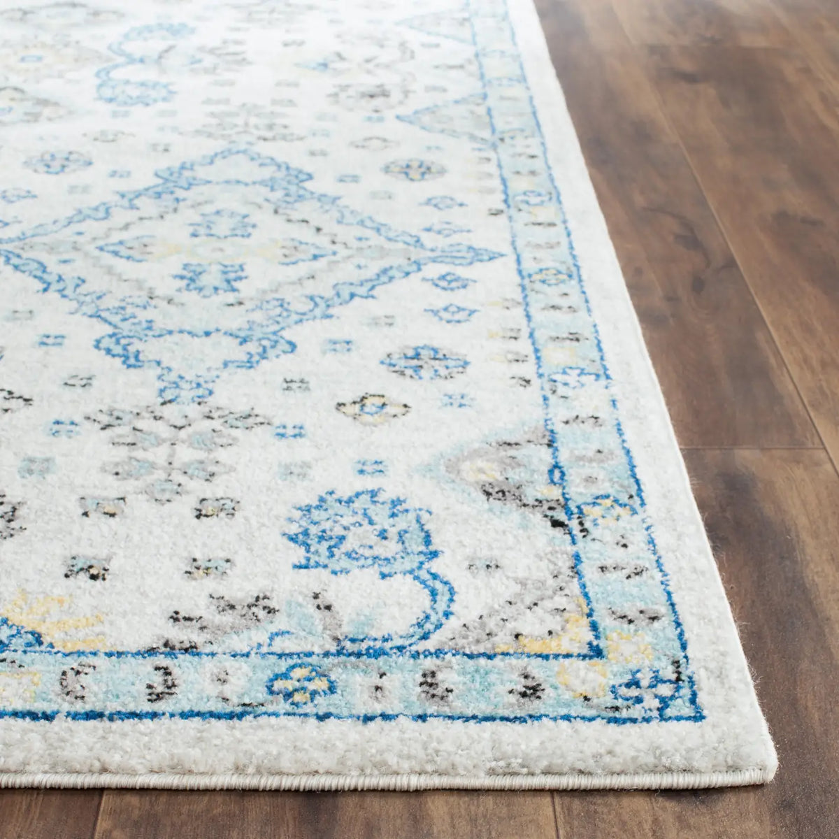 Safavieh Evoke 4'-0" x 6'-0" Rug in Ivory / Light Blue