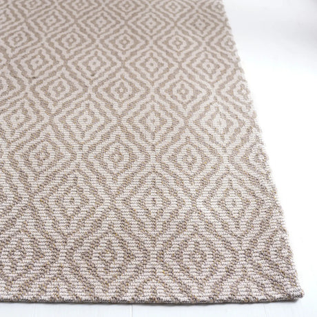 Safavieh Martha Stewart 5'-0" x 7'-0" Rug in Taupe / Cream