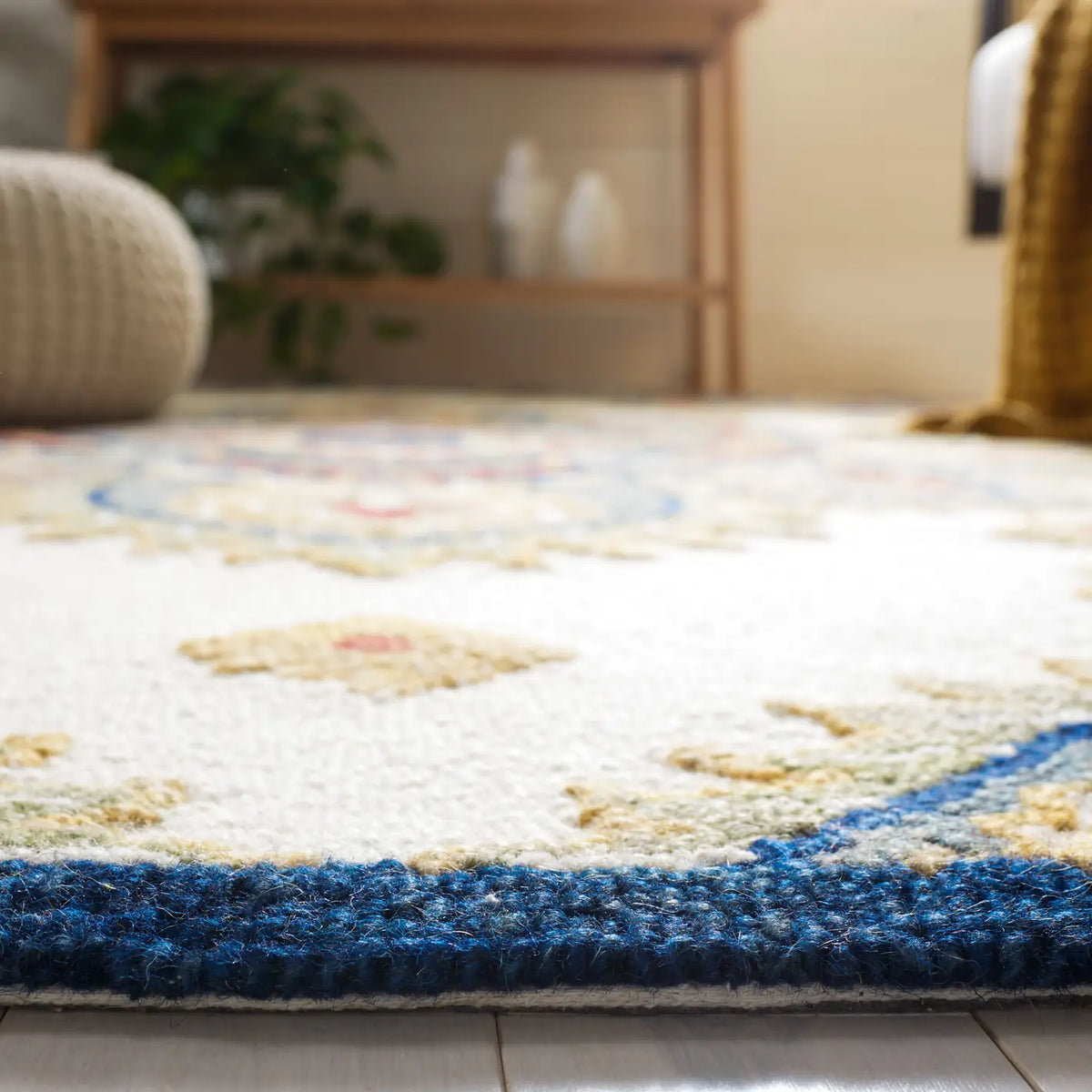 Safavieh Blossom 4'-0" x 6'-0" Rug in Ivory / Green