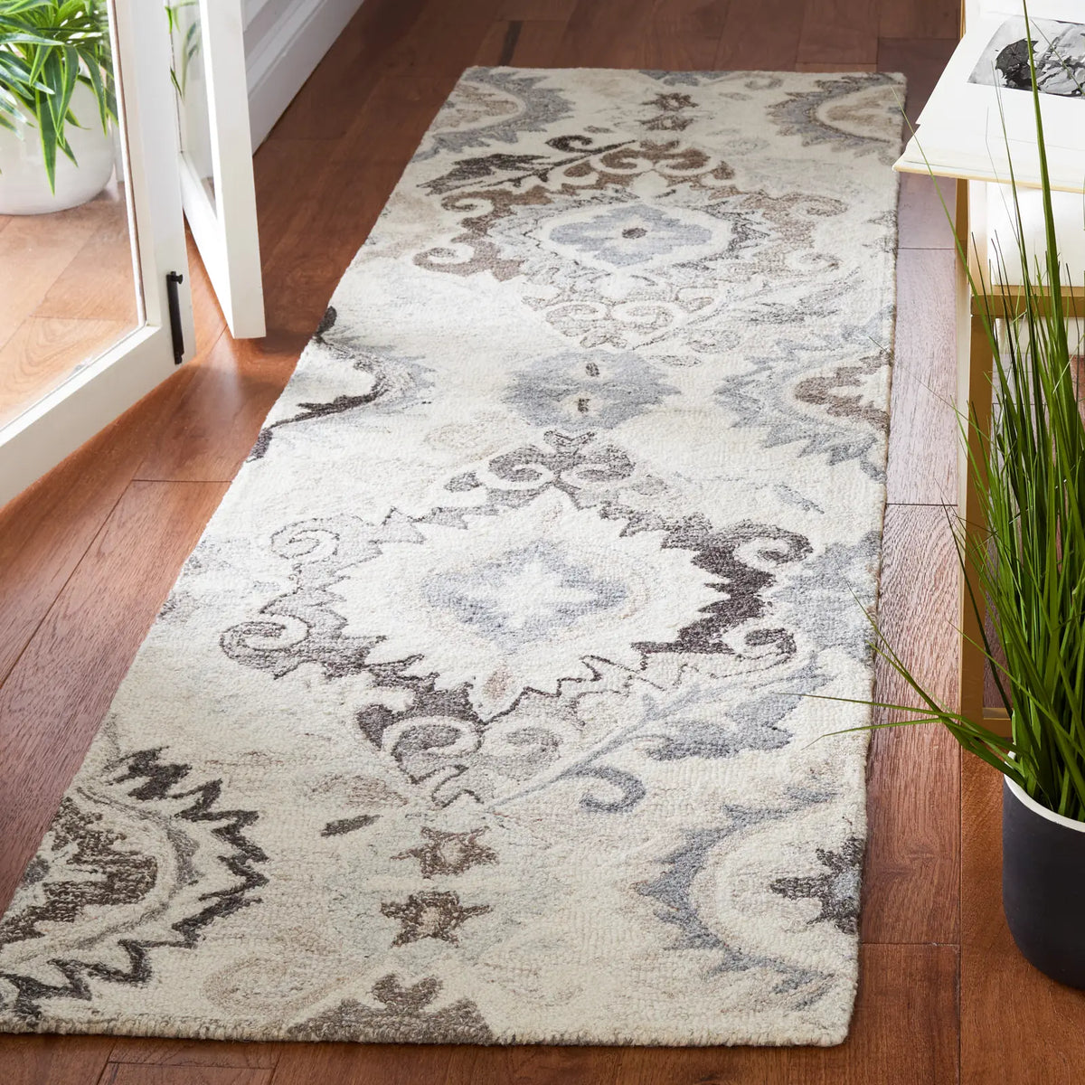 Safavieh Suzani 2'-3" x 8'-0" Rug in Ivory / Grey