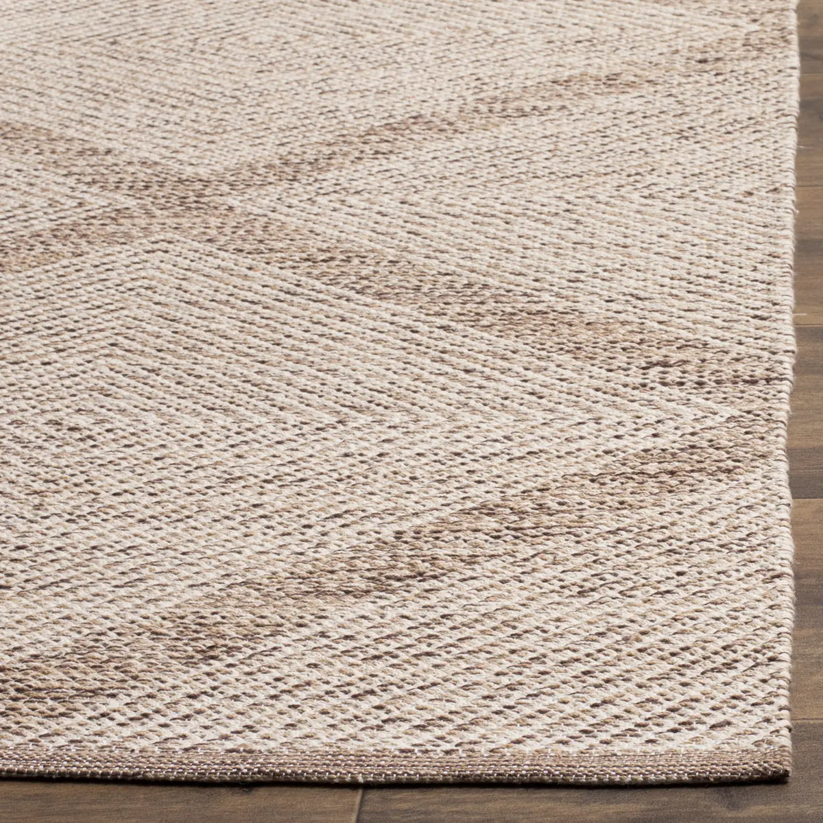 Safavieh Montauk 4'-0" x 6'-0" Rug in Beige