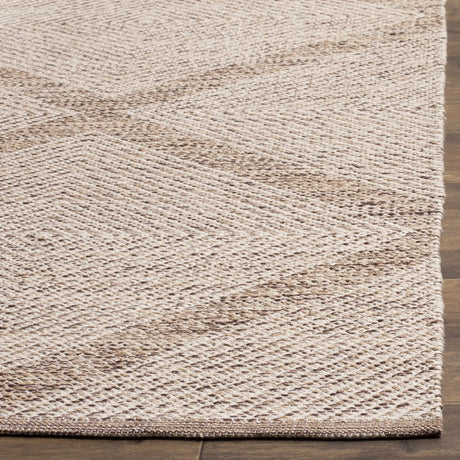 Safavieh Montauk 4'-0" x 6'-0" Rug in Beige