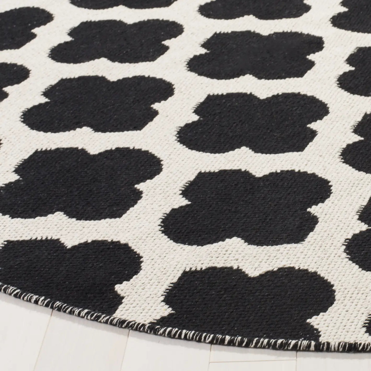 Safavieh Montauk 6'-0" x 6'-0" Rug in Black / Ivory