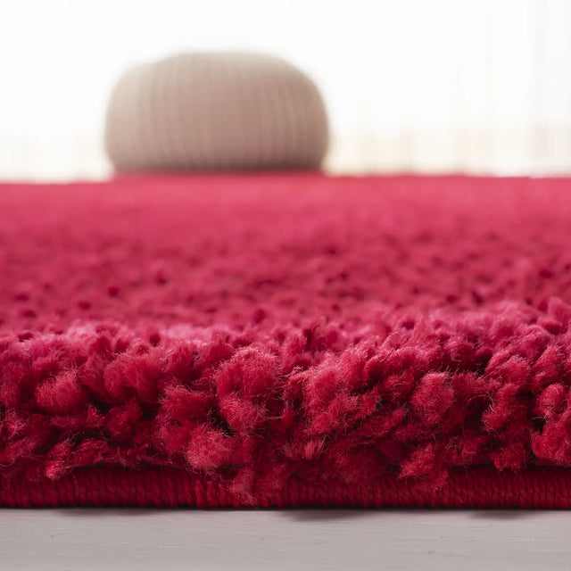 Safavieh August Shag 900 5'-3" x 7'-6" Rug in Red