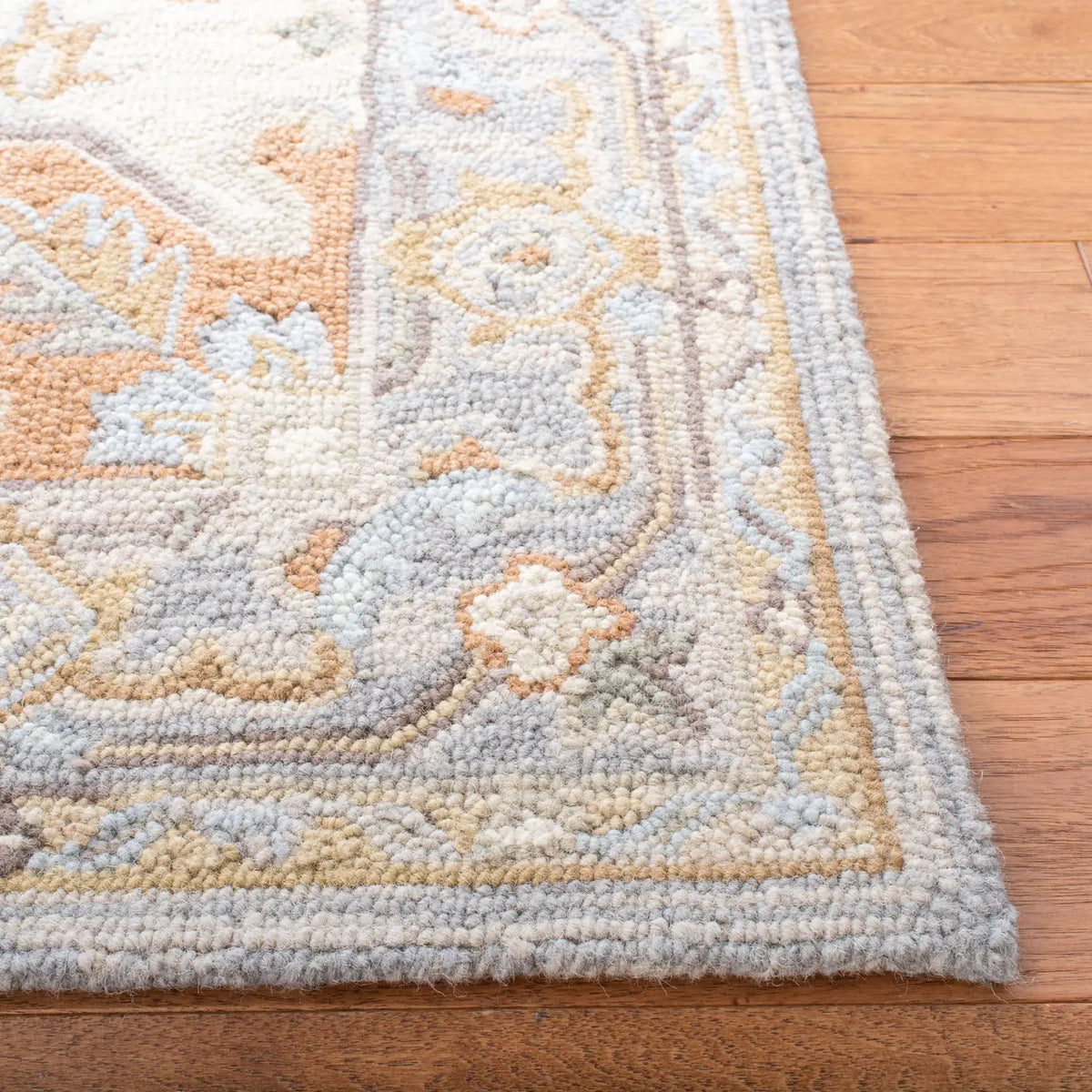Safavieh Heritage 4'-0" x 6'-0" Rug in Beige / Grey