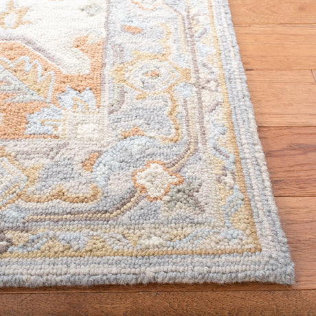 Safavieh Heritage 4'-0" x 6'-0" Rug in Beige / Grey