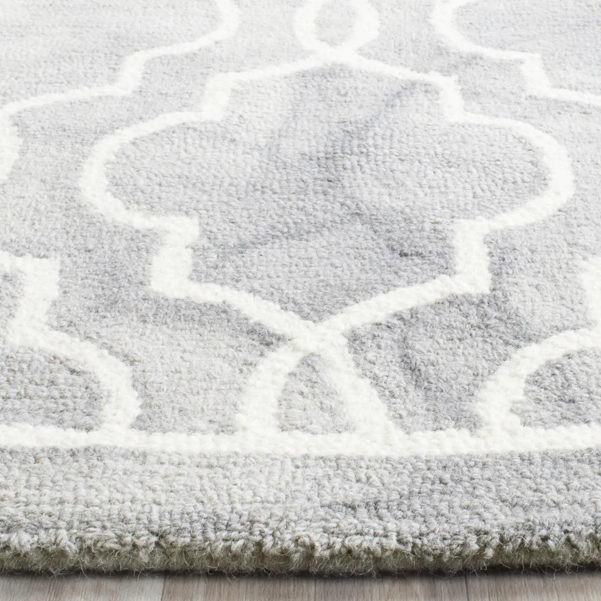 Safavieh Dip Dye 6'-0" x 9'-0" Rug in Grey / Ivory