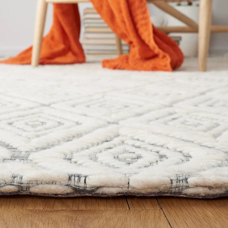 Safavieh Marbella 4'-0" x 6'-0" Rug in Dark Grey / Ivory