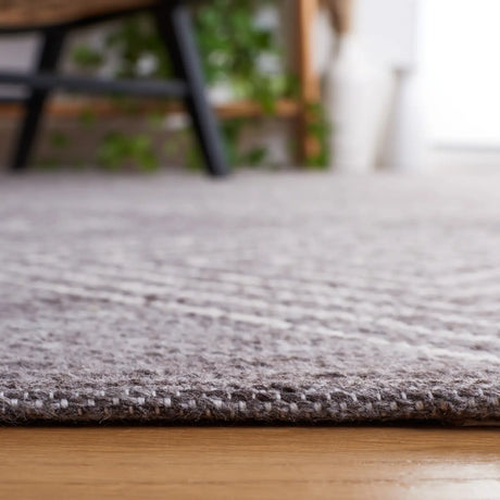 Safavieh Kilim 4'-0" x 6'-0" Rug in Grey / Ivory