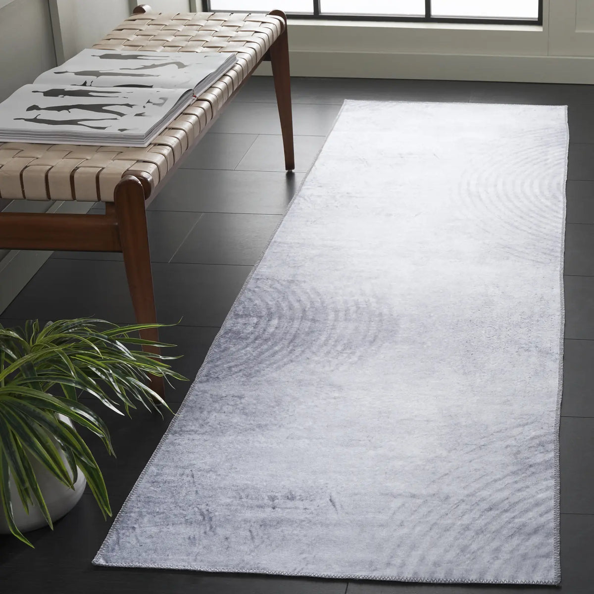 Safavieh Malibu 2'-6" x 8'-0" Rug in Grey