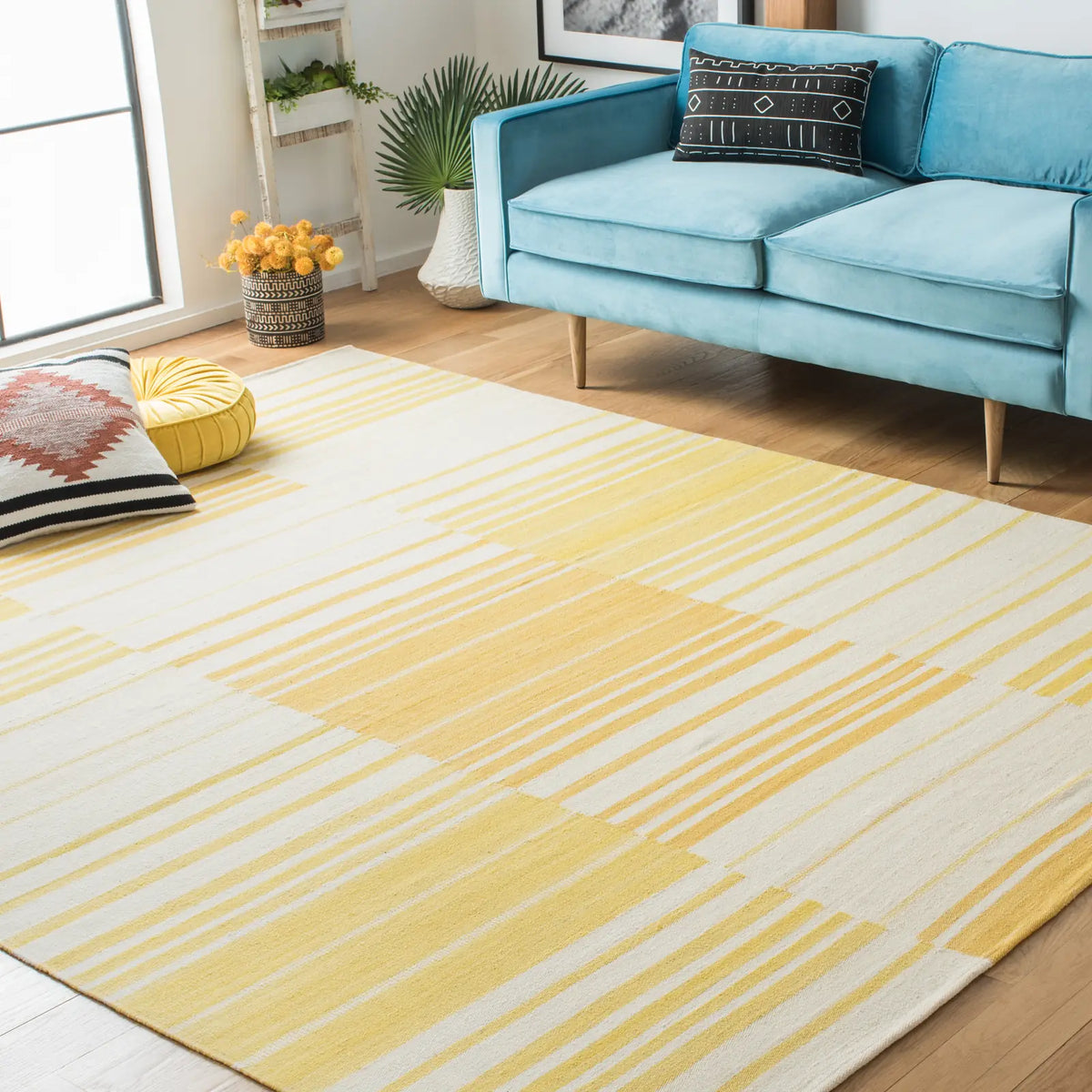 Safavieh Kilim 8'-0" x 10'-0" Rug in Gold / Ivory