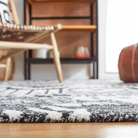 Safavieh Ikat 4'-0" x 6'-0" Rug in Black / Ivory