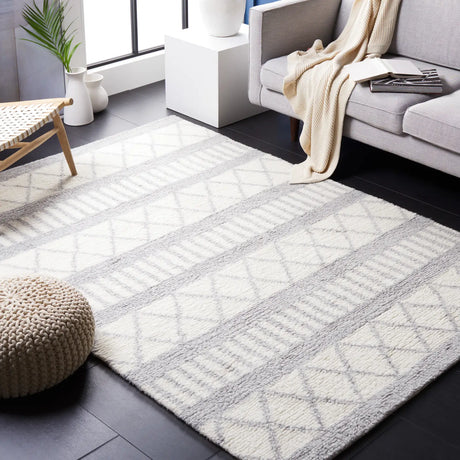 Safavieh Vermont 4'-0" x 6'-0" Rug in Ivory / Grey
