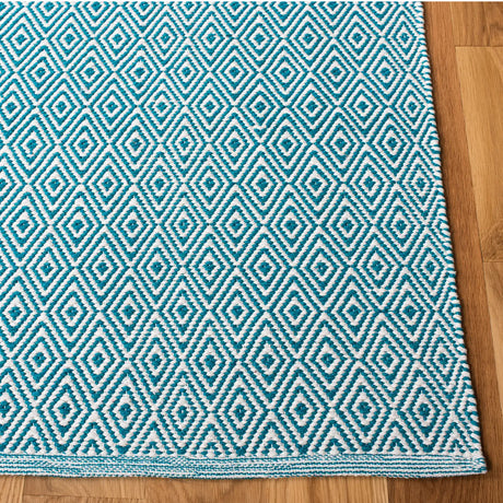 Safavieh Montauk 4'-0" x 6'-0" Rug in Ivory / Turquoise