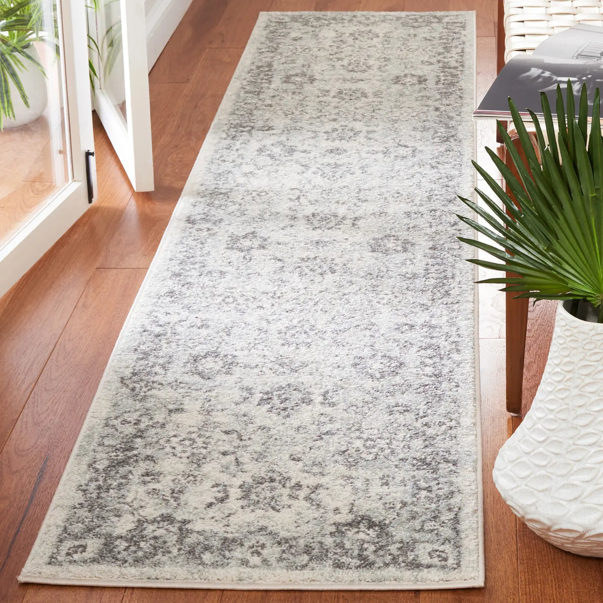 Safavieh Tulum 2'-0" x 9'-0" Rug in Ivory / Grey