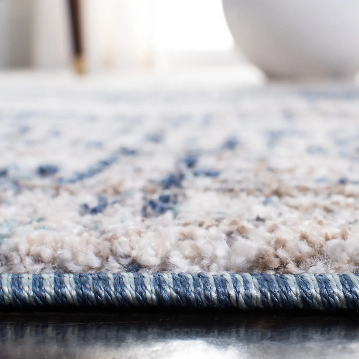 Safavieh Aston 4'-0" x 6'-0" Rug in Grey / Navy