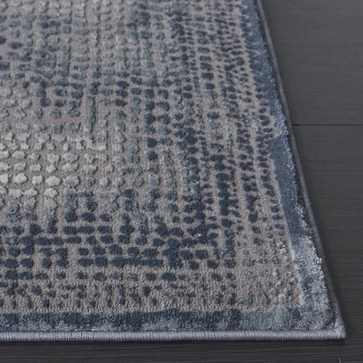 Safavieh Meadow 4'-0" x 6'-0" Rug in Blue / Ivory