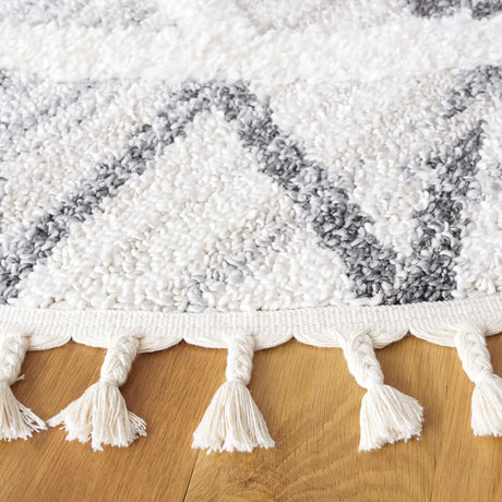 Safavieh Moroccan Tassel Shag 6'-7" x 6'-7" Rug in Beige / Grey