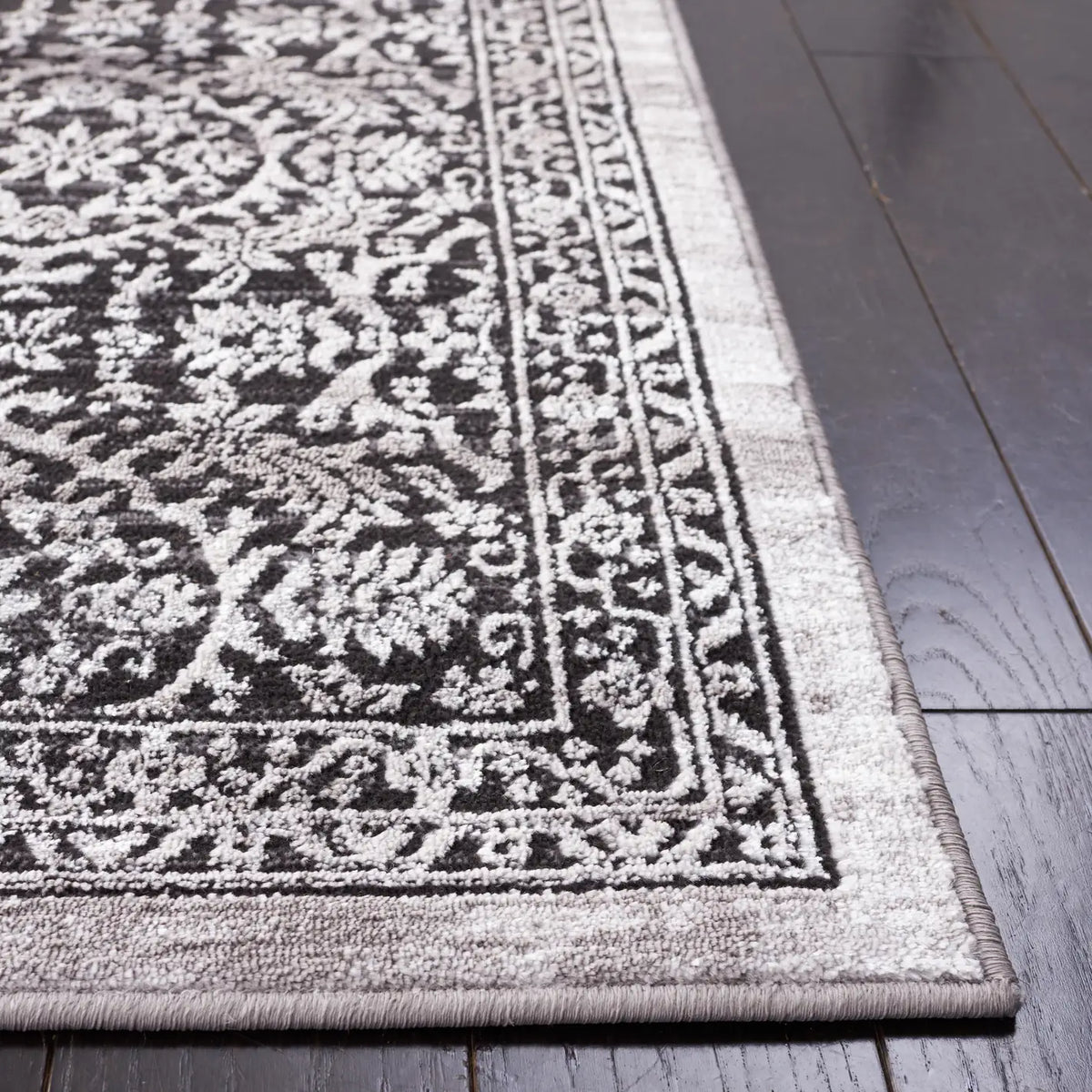Safavieh Amelia 4'-5" x 6'-5" Rug in Charcoal / Ivory