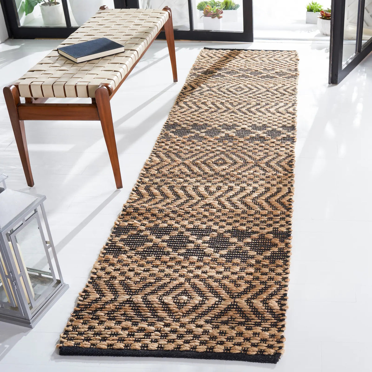 Safavieh Kilim 2'-3" x 7'-0" Rug in Natural / Black