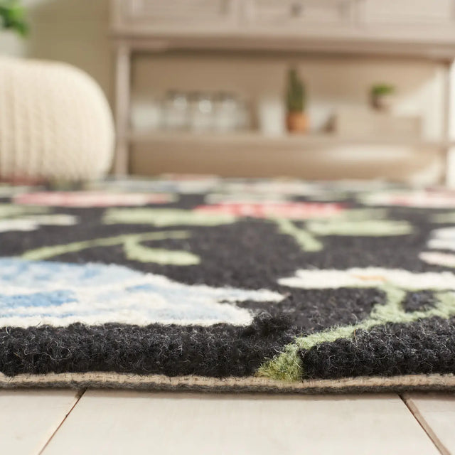 Safavieh Chelsea 4'-0" x 6'-0" Rug in Black / Red
