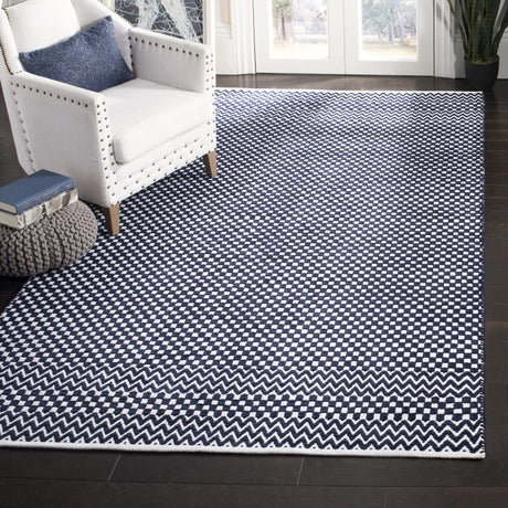 Safavieh Boston 4'-0" x 6'-0" Rug in Navy