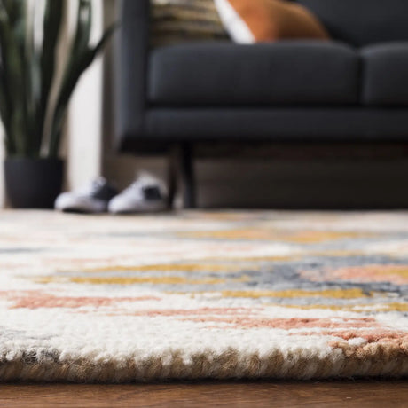Safavieh Suzani 5'-0" x 8'-0" Rug in Ivory / Gold