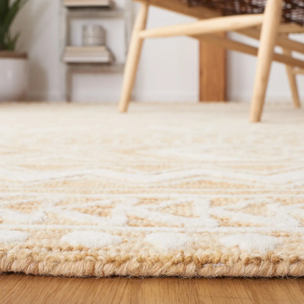Safavieh Metro 4'-0" x 6'-0" Rug in Gold / Ivory