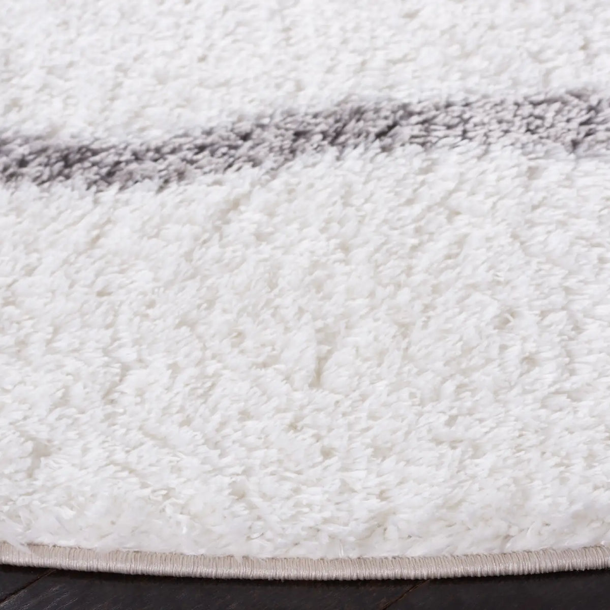 Safavieh Tahoe Shag 6'-7" x 6'-7" Rug in White / Grey