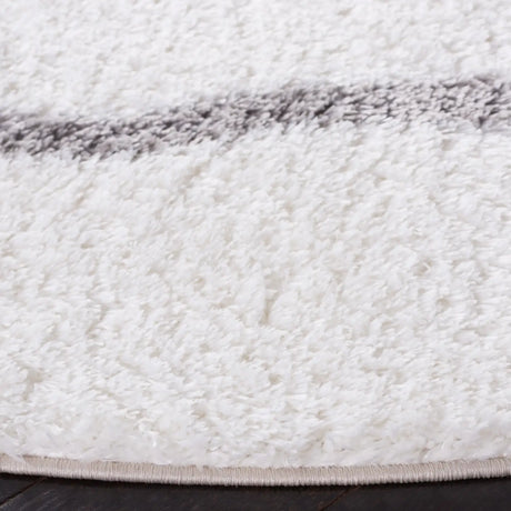 Safavieh Tahoe Shag 6'-7" x 6'-7" Rug in White / Grey