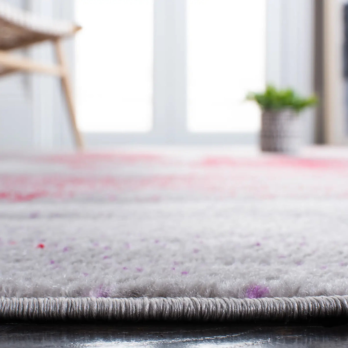 Safavieh Skyler 4'-0" x 6'-0" Rug in Grey / Red