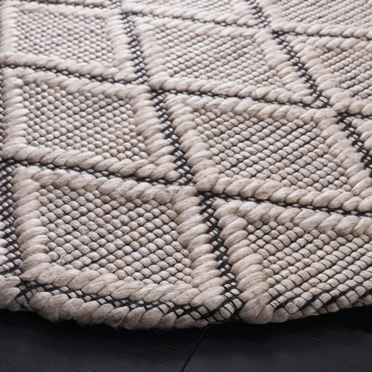 Safavieh Marbella 6'-0" x 6'-0" Rug in Silver / Black